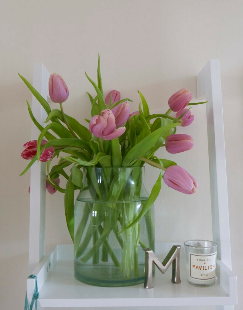 shelf-spring-shelfie-tulips